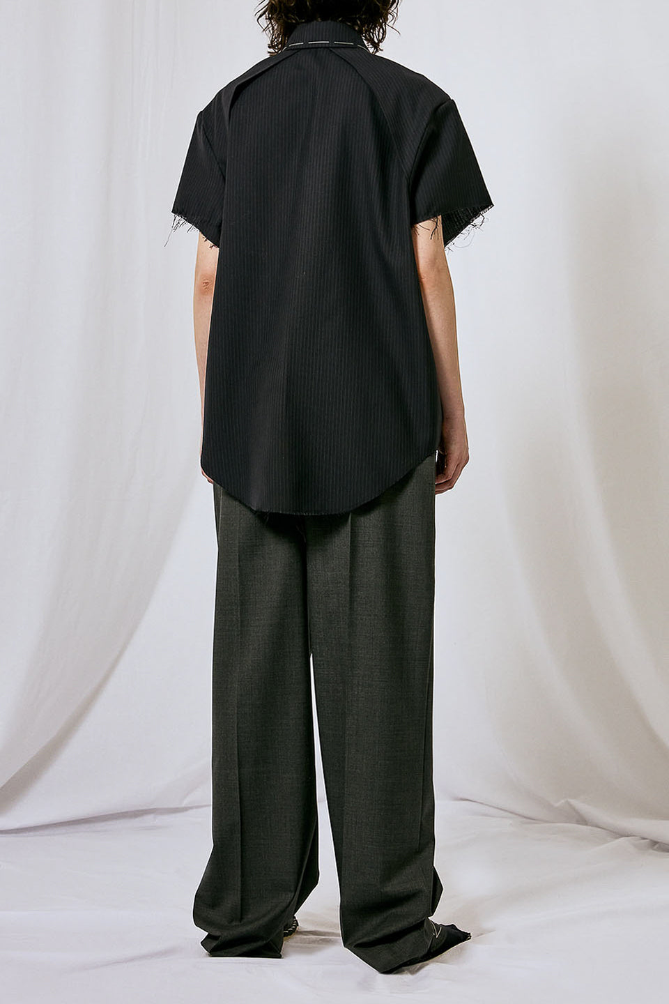 CUT SLEEVES TAILORED SHIRT