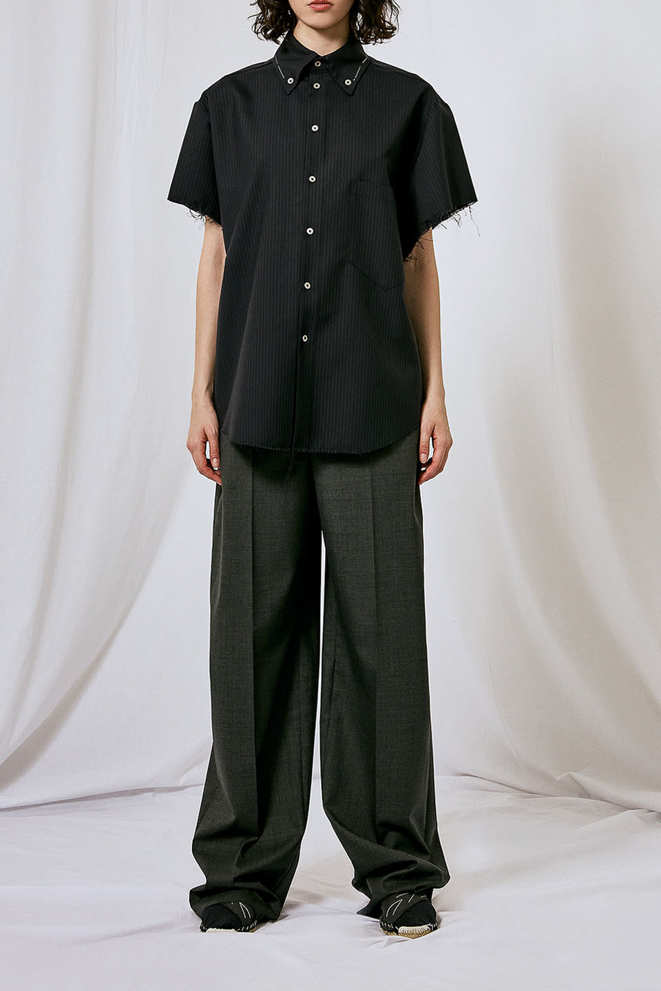 CUT SLEEVES TAILORED SHIRT