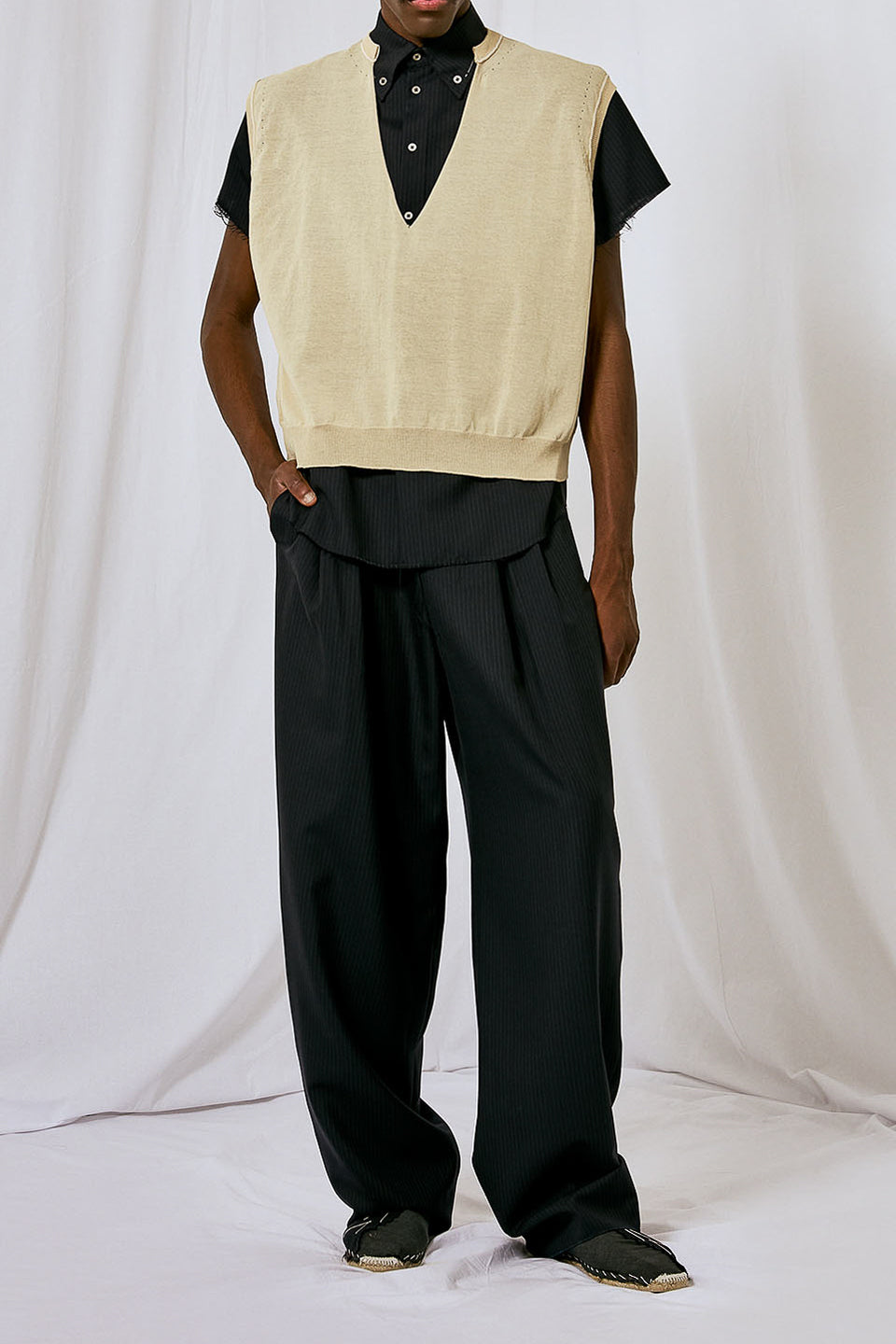 KNIT V NECK VEST