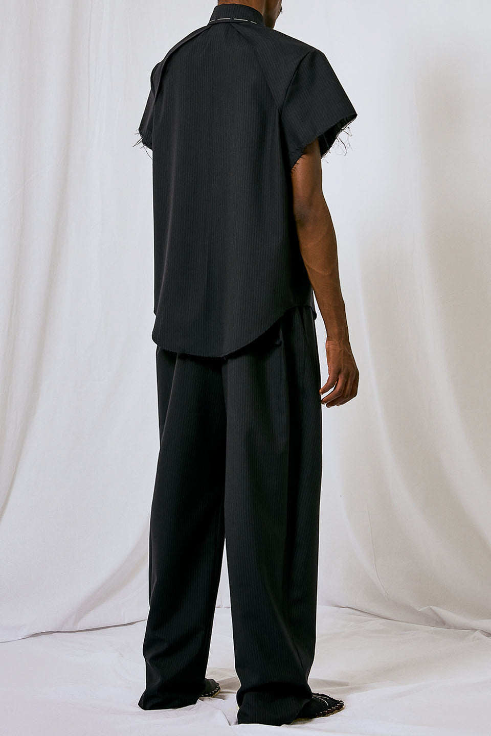 CUT SLEEVES TAILORED SHIRT