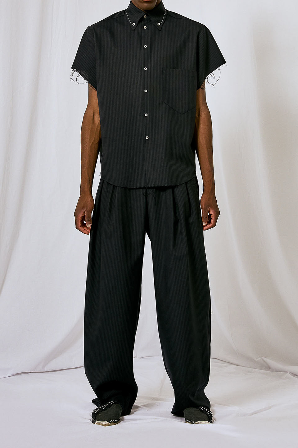 CUT SLEEVES TAILORED SHIRT